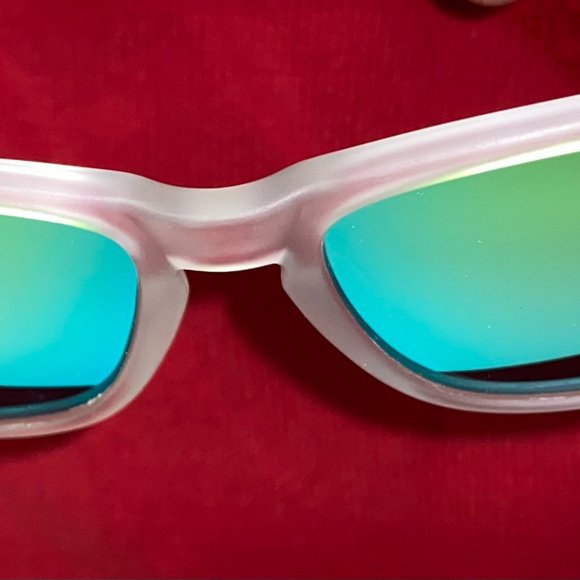 Hawkers Glacier White Plastic Frame Ultra Violet 400 Green Polarized Lens in Box - Picture 2 of 9